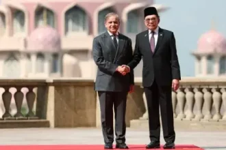 PM Shehbaz calls Malaysian counterpart, offers ‘all possible’ assistance for flood-hit country