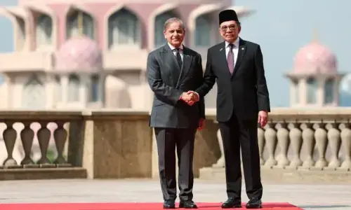 PM Shehbaz calls Malaysian counterpart, offers ‘all possible’ assistance for flood-hit country