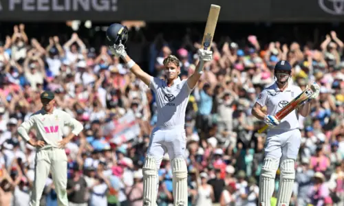 Bethell stands tall as England 174-3 in final Test, nine behind